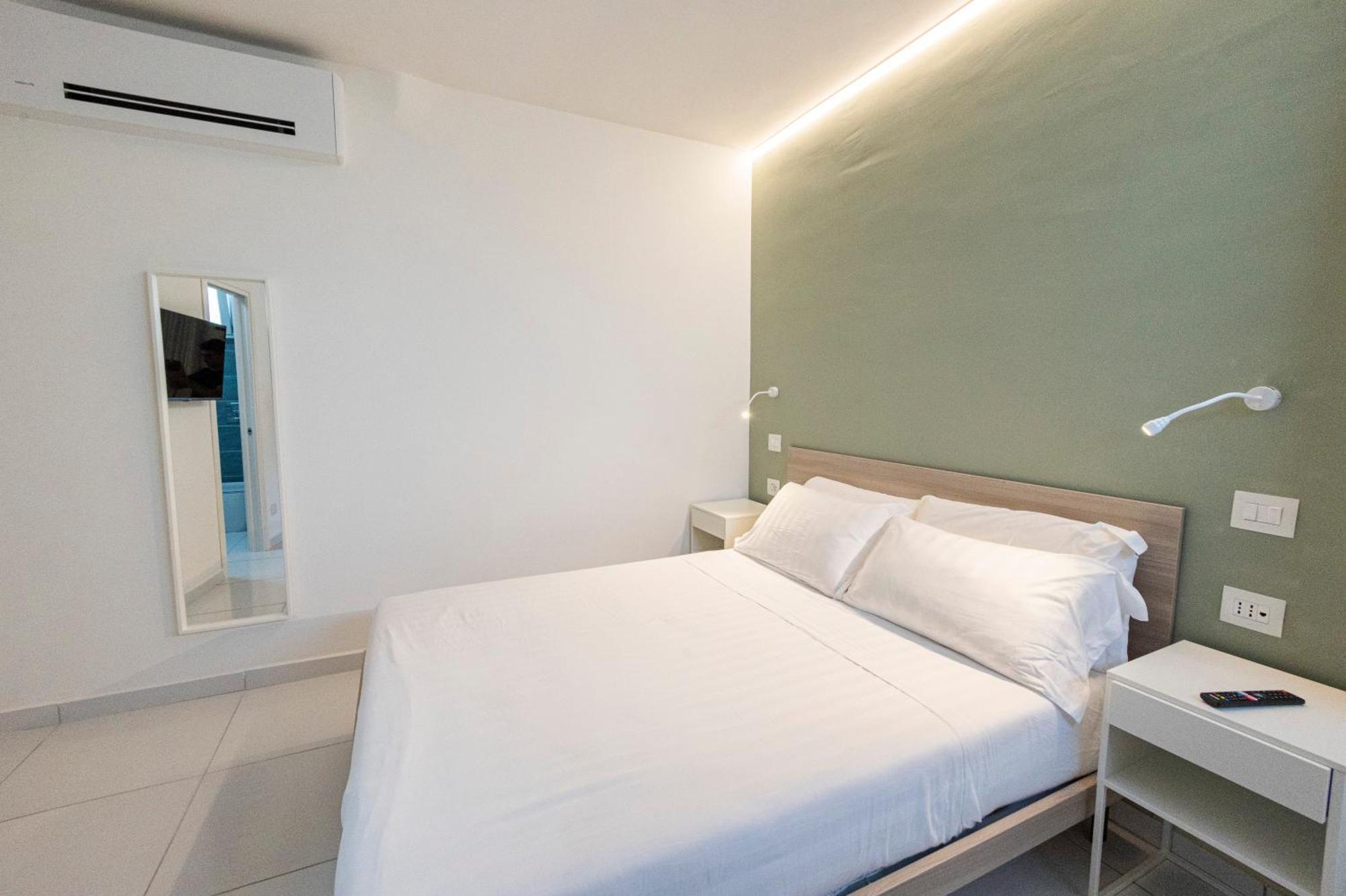 Aquamaris Design Suite & Spa 帕埃斯图姆 外观 照片
